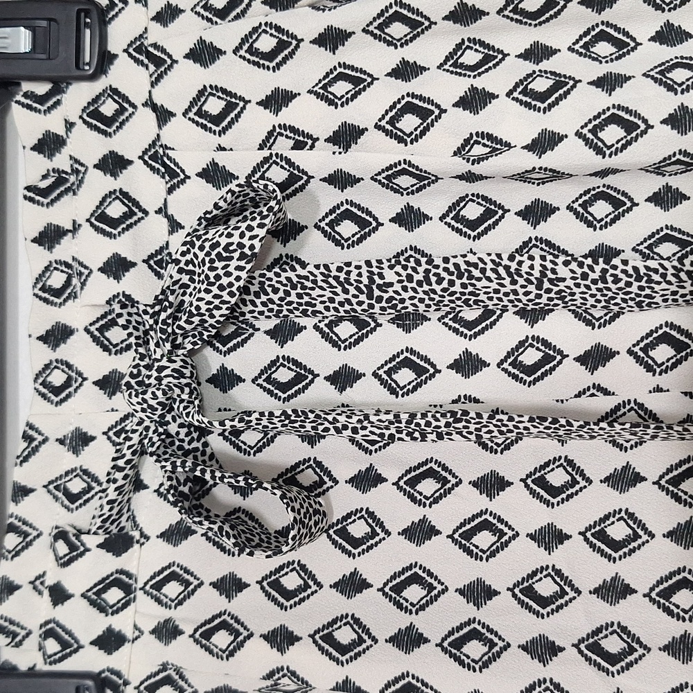 DR2 Black and Cream Shorts Geo Print - Picture 2 of 8